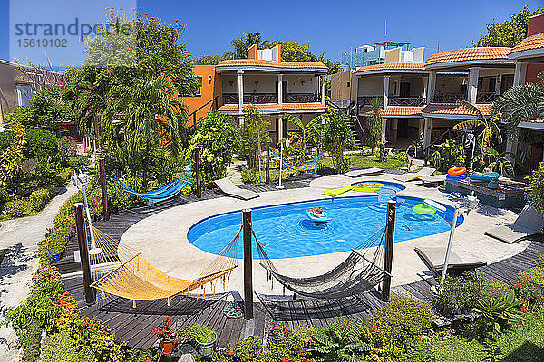 Foto eines tropischen Hotels mit Schwimmbad und Hängematten  Insel Mujeres  Riviera Maya  Halbinsel Yucatan  Quintana Roo  Mexiko