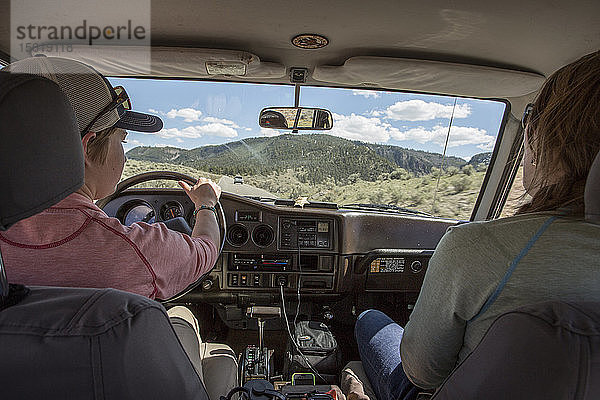 Frauen fahren mit einem Land Cruiser durch das Yellowstone Country.