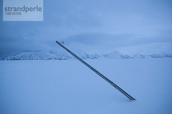 Verlassener und schiefer Strommast auf Sverdruphamaren  Svalbard.