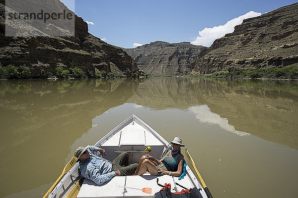 Ein Dory-Boot schwimmt den Desolation/Gray Canyon-Abschnitt des Green River hinunter  Utah  USA