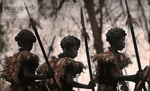 Drei Kinder in afrikanischen Stammeskostümen vor unscharfem Hintergrund beim Ati Atihan Festival  Kalibo  Aklan  Panay Island  Philippinen