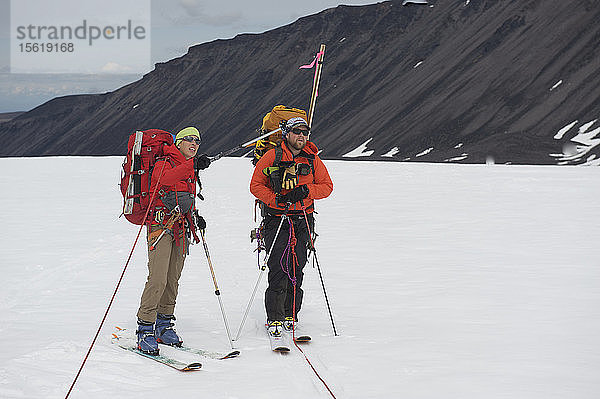 Das Team zieht zum Camp One auf dem Sheep Glacier für eine Skibesteigung des Mount Sanford im Wrangell-St. Elias National Park außerhalb von Glennallen  Alaska  im Juni 2011. Der Mount Sanford ist mit 16.237 Fuß der sechsthöchste Berg in den Vereinigten Staaten. (Modellfreigabe: Agnes Hage und Adam Howard)