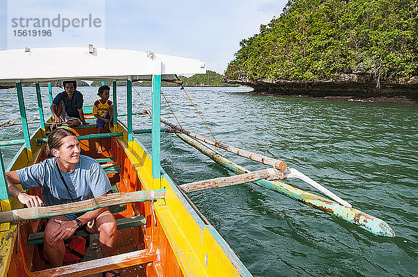 Frau reitet auf einem Boot durch den Hundert-Inseln-Nationalpark  Luzon  Philippinen