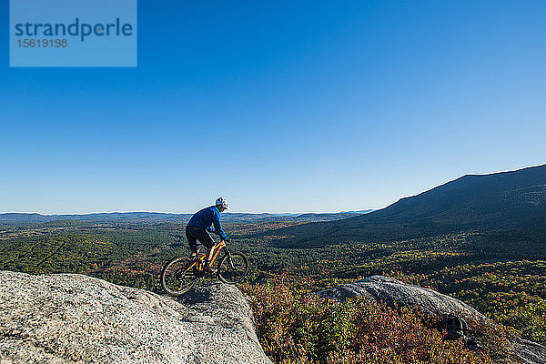 Mountainbiker am Rande der nackten Granitplatten in New Hampshire