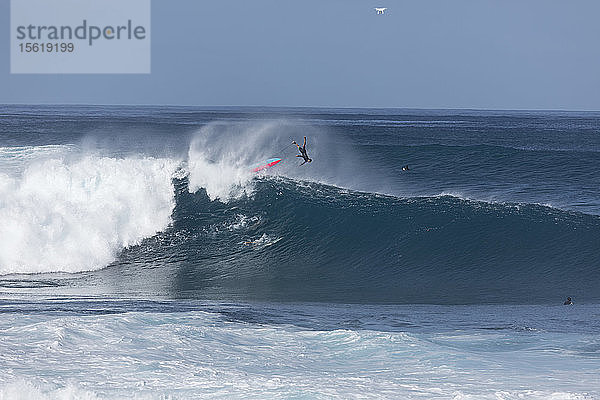 Ein Surfer reitet eine große Welle an der weltberühmten Banzai Pipeline an der Nordküste von Oahu  Hawaii.