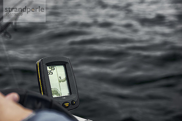 Nahaufnahme eines Fischsonars  das Tiefe und Fische im Nipissing-See anzeigt