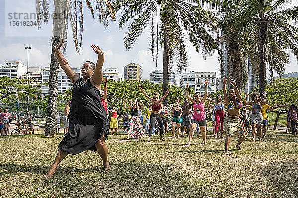 Menschen tanzen im Freien bei einer offenen Afro-Tanzveranstaltung in Aterro do Flamengo  Rio de Janeiro  Brasilien