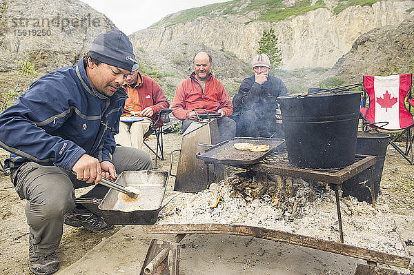 Flößer kochen über dem Lagerfeuer entlang des Alsek-Flusses