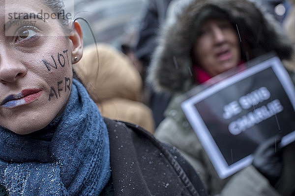 Die Französin Virginie Hugues nahm an der Demonstration im Schneesturm am Sergels torg in Stockholm teil  wo Tausende von Menschen dem französischen Botschafter für Meinungsfreiheit und gegen den Terroranschlag in Paris zuhörten.