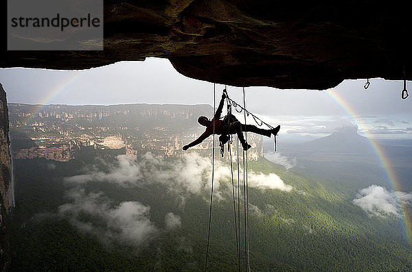 Silhouette eines Bergsteigers  der am Rocky Mountain hängt  Staat Bolivar  Venezuela