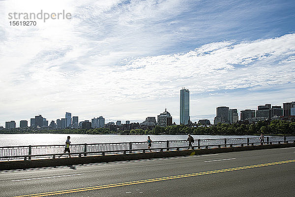 Seitenansicht von Menschen  die auf einer Brücke am Charles River laufen und gehen  Boston  Massachusetts  USA