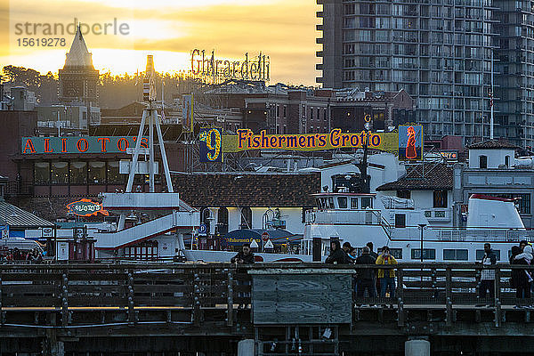 Blick auf Pier 39 bei Sonnenuntergang  San Francisco  Kalifornien  USA