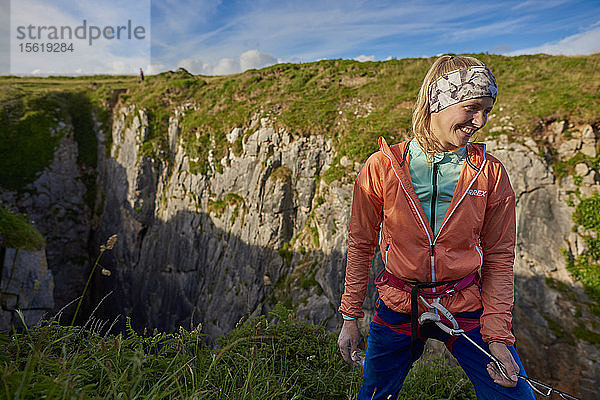 Die Profikletterer Jacopo Larcher  Barbara Zangerl  Roland Hemetzberger und Lara Neumeier auf einer Klettertour in Wales  Großbritannien.