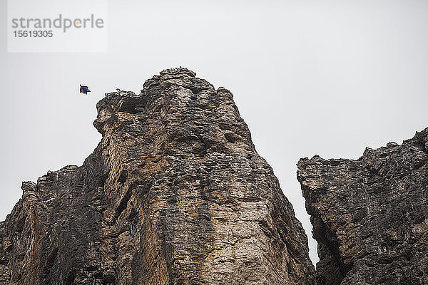 Ein BASE-Springer fliegt in der Region Sass Pordoi in den italienischen Dolomiten.