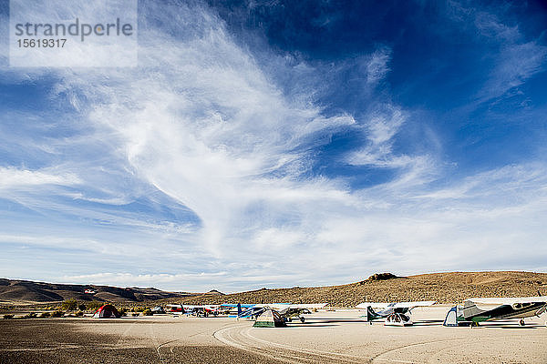 Eine Reihe von Zelten und Flugzeugen auf dem High Sierra Fly In