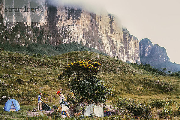 Wir brechen unser Lager unterhalb der steilen Klippen des Mt. Roriama ab. Die Tafelberge (auch Tepuis oder Tepuy genannt) im Hochland von Guayana in Südamerika  insbesondere in Venezuela und Westguayana  gehören zu den ältesten geologischen Formationen der Erde und sind über zwei Milliarden Jahre alt. Das Ergebnis ist die atemberaubende Landschaft des Mount Rariama.