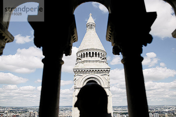 Blick auf den Glockenturm Sacre Coeur in Paris