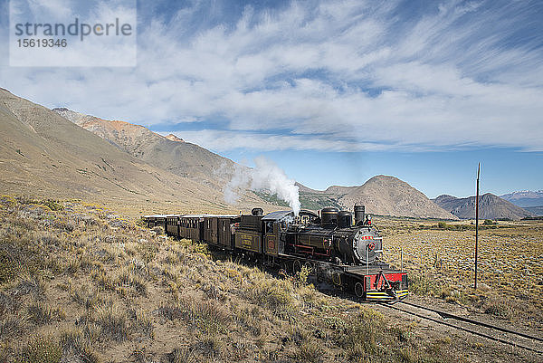 Wolken über dem Zugübergang Alte Patagonien-Express-Bahn  Esquel  Chubut  Argentinien