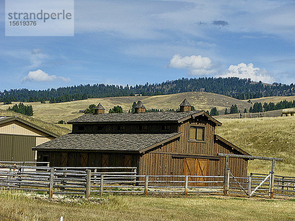 Außenansicht einer Scheune auf einer Ranch  Darby  Montana  USA