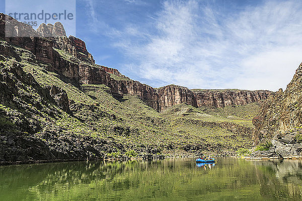 Majestätische Landschaft des Grand Canyon mit Rafting auf dem Colorado River  Colorado  USA