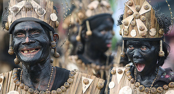 Lustiges altes Paar in Stammeskostümen mit schwarzer Hautfarbe beim Ati Atihan Festival  Kalibo  Aklan  Panay Island  Philippinen