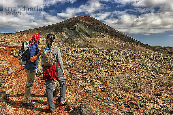 Wanderer erkunden den Berg La Oliva auf der spanischen Insel Fuerteventura