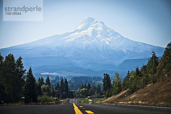 Eine Straße  die zu einem schneebedeckten Mt. Hood außerhalb von Hood River  Oregon  führt.