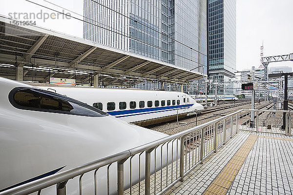 Ein Hochgeschwindigkeitszug im Stil von Nozomi im Bahnhof von Kyoto