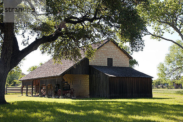 Johnson Settlement stellt eine texanische Farm nach  wie sie zu Lyndon B. Johnsons Lebzeiten aussah. Diese Scheune aus behauenen Steinen wurde 1884 gebaut.