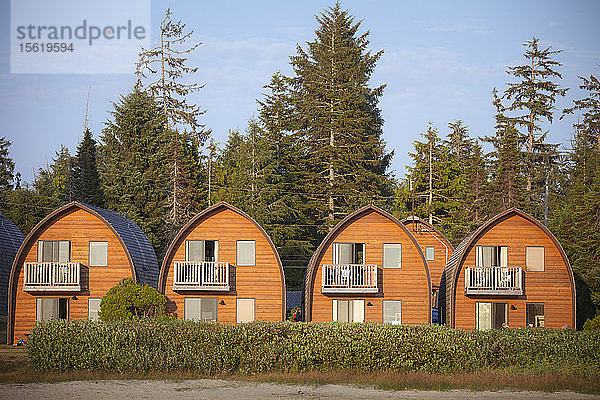 Kleine Hütten säumen den Mackenzie Beach in Tofino  British Columbia  Kanada.