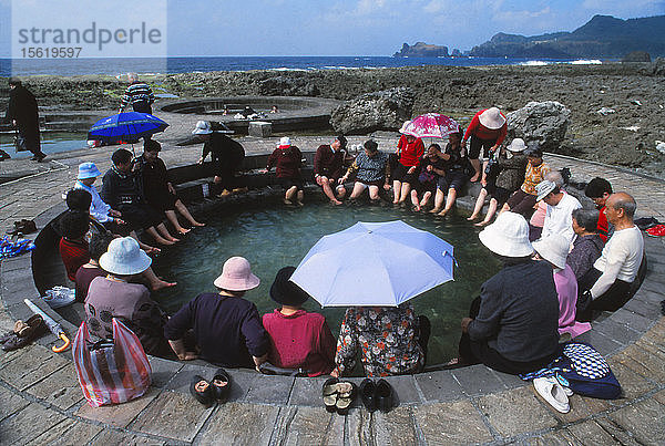 Menschen genießen die heißen Salzwasserquellen an einem sonnigen Tag  Lu Tao  Insel Lu Tao  Taiwan