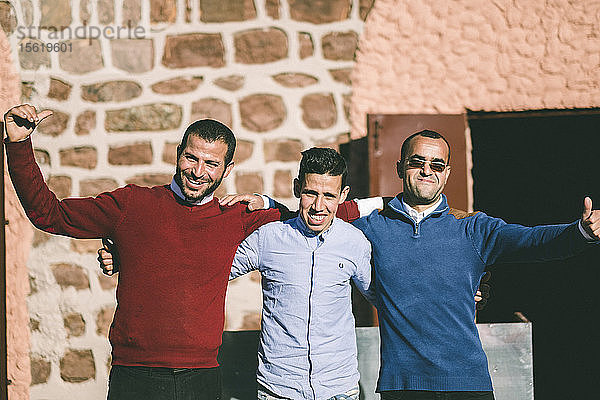 Frontansicht einer Gruppe marokkanischer Männer  die für die Kamera posieren  Provinz Marrakesch  Marokko