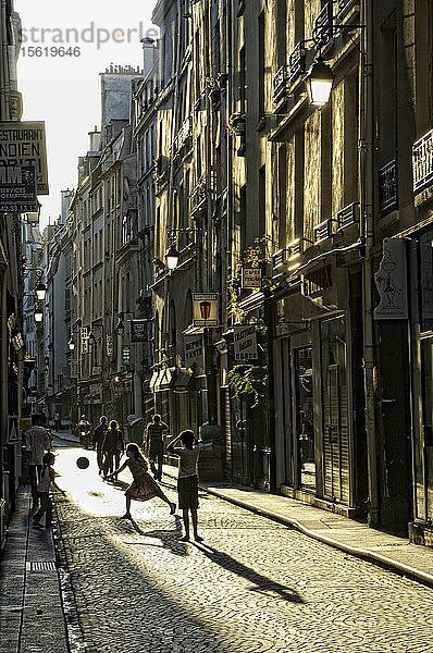 Kinder spielen in der Rue du Dussoubs in Paris  Frankreich