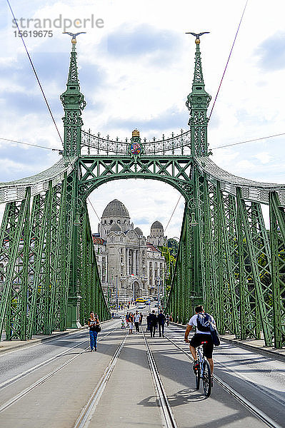 Freiheitsbrücke und das Hotel Gellert an der Donau  Budapest  Ungarn  Europa