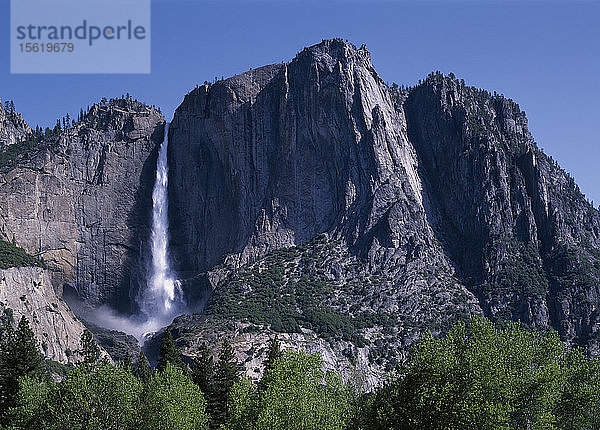 USA  Kalifornien  Yosemite-Nationalpark  Obere Yosemite-Wasserfälle stürzen während des Tauwetters im Frühjahr über dem Yosemite-Tal in die Tiefe