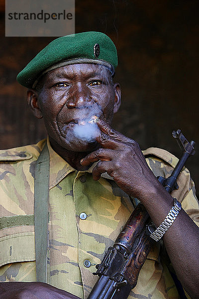 Porträt eines kongolesischen Soldaten im Garamba-Nationalpark. Ihre Aufgabe ist es  Wilderer  vor allem Elefanten  zu bekämpfen.