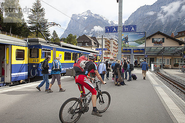 Ein Mountainbiker am Bahnhof von Grindelwald in den Schweizer Alpen.