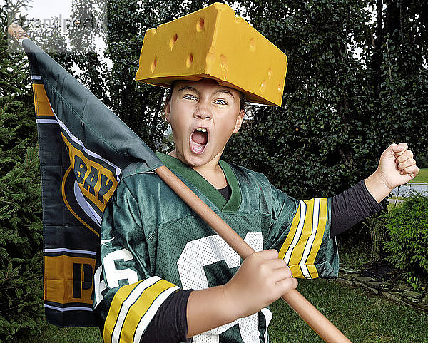 Ein junges Mädchen feiert ihre Liebe zu ihrem Lieblings-Footballteam  den Green Bay Packers.