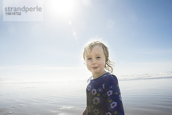 Porträt eines glücklichen kleinen Mädchens mit Sonnenstrahlen am Cannon Beach  Oregon.