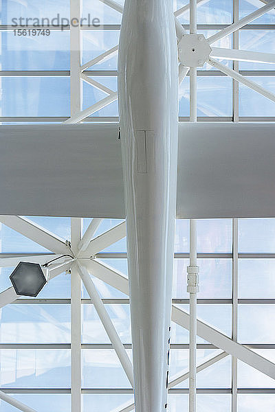 Blick auf ein Oldtimer-Flugzeug in der Großen Galerie des Museum of Flight. Das Museum of Flight ist eines der größten Luft- und Raumfahrtmuseen der Welt mit einer Sammlung von mehr als 150 historisch bedeutenden Luft- und Raumfahrzeugen. Die Exponate des Museums decken die kommerzielle  militärische und zivile Luftfahrt ab.