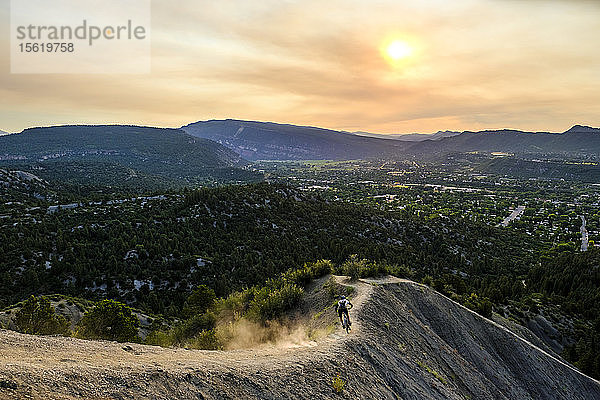 Männlicher Mountainbiker in malerischer Landschaft fährt auf dem Hogs Back in der Nähe von Durango  Colorado  USA