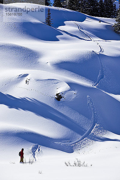 Ein Mann fährt mit seinem Snowboard eine Backcountry-Linie am Red Mountain Pass im Südwesten Colorados.
