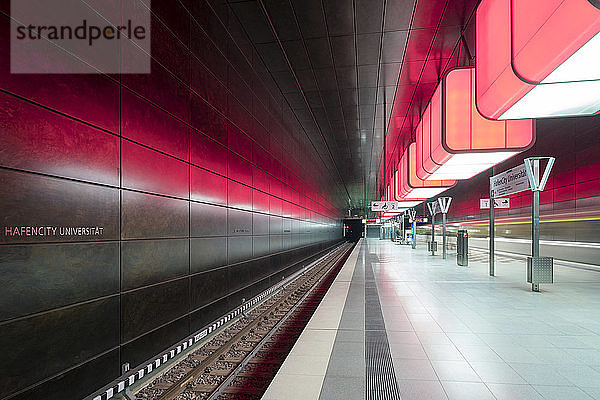 Moderne U-Bahn-Station hafencity Universitat an der Linie U4  hafencity  Hamburg  Deutschland