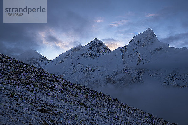 Der berühmte Mount Everest zwischen zwei anderen Giganten  dem Changtse links und dem Nuptse rechts  bei Sonnenaufgang  gesehen vom nahe gelegenen Berg Kala Patthar  Solu Khumbu  Nepal