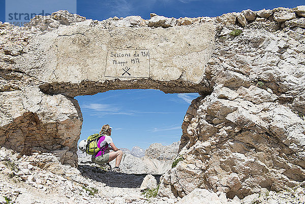 Eine Frau entspannt sich auf dem Klettersteig Ivano Dibona