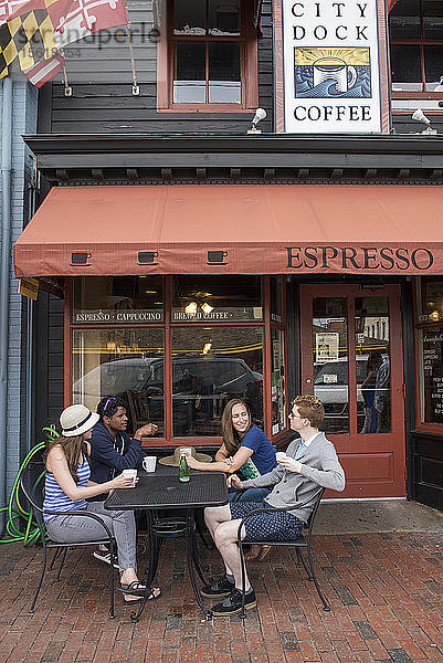 Freunde unterhalten sich bei einem Kaffee vor einem Café in Annapolis  Maryland.