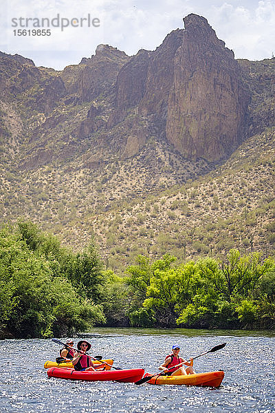 Blick auf drei abenteuerlustige Menschen beim Kajakfahren auf dem Salt River  Phoenix  Arizona  USA