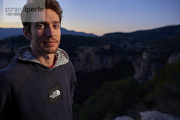 Der italienische Profikletterer Stefano Ghisolfi war eine Woche lang in Spanien unterwegs  um Fotos und Videos für seinen neuen Sponsor The North Face zu drehen. Während der Reise kletterte er La Rambla  9a+ in Siurana in nur 4 Versuchen und 2 Tagen. Die Fotos von La Rambla wurden am ersten Tag von Jacopo Larcher und am zweiten Tag von Lena Drapella mit einem Stroboskop in der Hand beleuchtet. In der zweiten Hälfte des Trips haben wir Action und Lifestyle rund um Stefanos Besteigung von First Round First Minute  9b in Margalef aufgenommen. Wir schossen auch einige Bilder auf Meconi  8a.