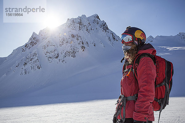 Die professionelle Snowboarderin Marie France Roy blickt auf die Berge  nachdem sie an einem sonnigen Tag in Haines  Alaska  einen Fun Run gefahren ist.