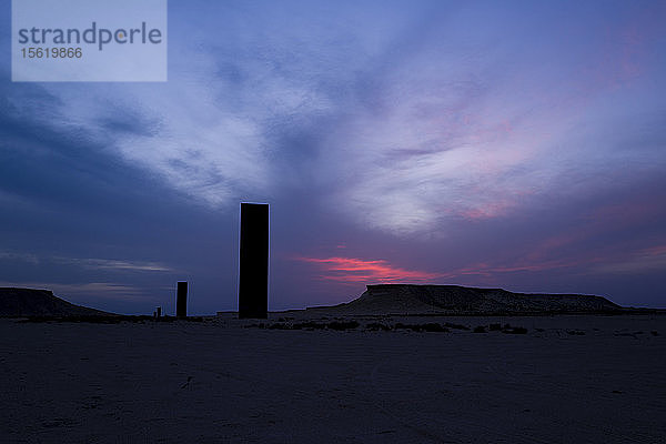 Eine Kunstinstallation namensï¾€ï¾ Ost-Westï¾€ï¾ /ï¾€ï¾ West-Ostï¾€ï¾ des amerikanischen Künstlers Richard Serra. Die Installation besteht aus vier riesigen Stahlplatten  die jeweils mehr als 14 Meter hoch sind und an einem Ort namensï¾€ï¾ Zekreet aus dem Boden ragen  einem beliebten Ort nur 1 5 Stunden von Doha entfernt in der Wüste von Katar.ï¾€ï¾